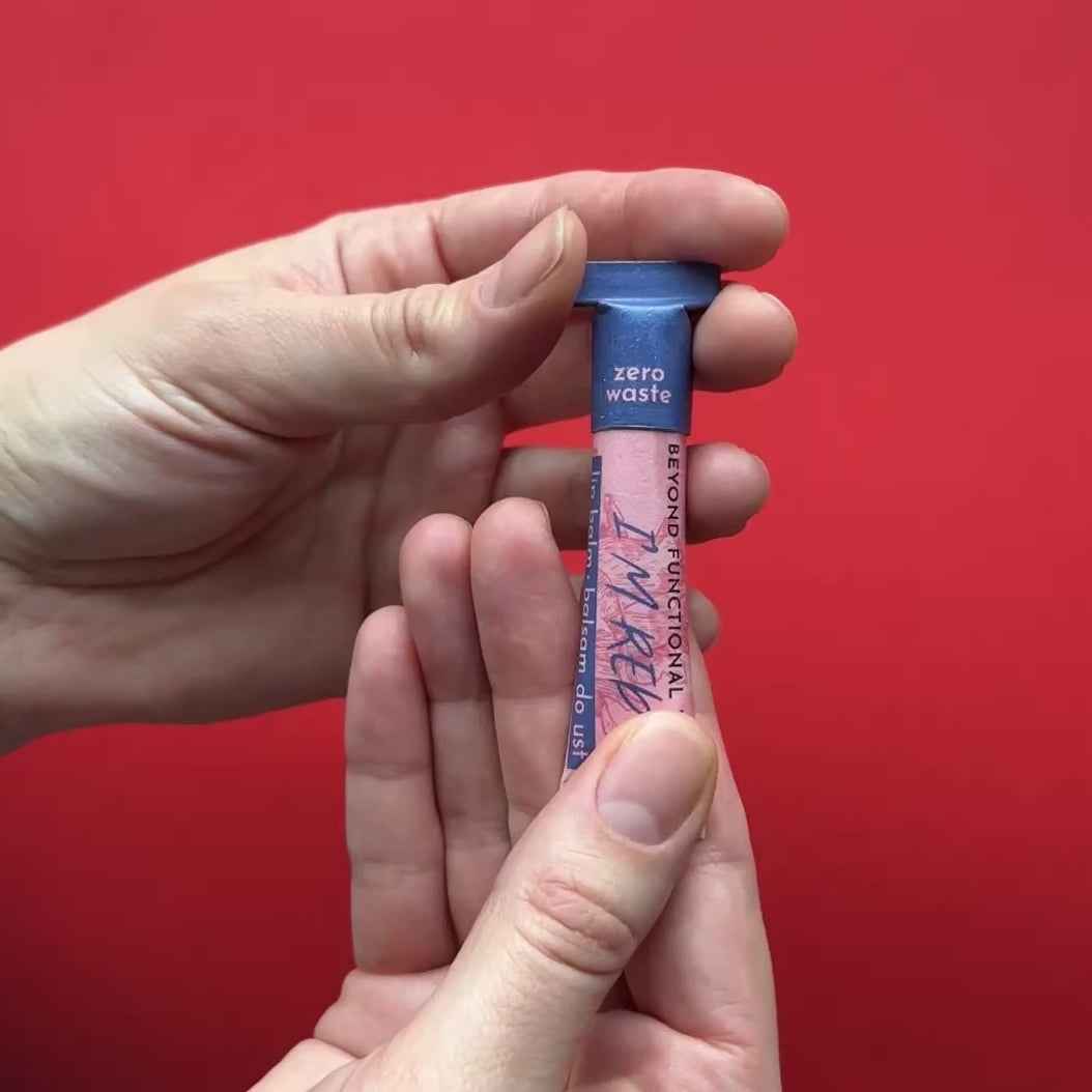 Load video: Jak używać papierowej pomadki z łoju w tubce?